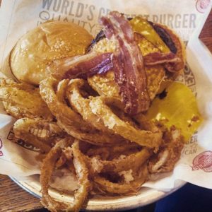 Cibulové kroužky, slanina a vajíčka v hamburgeru. Foto zapůjčeno od Jany.